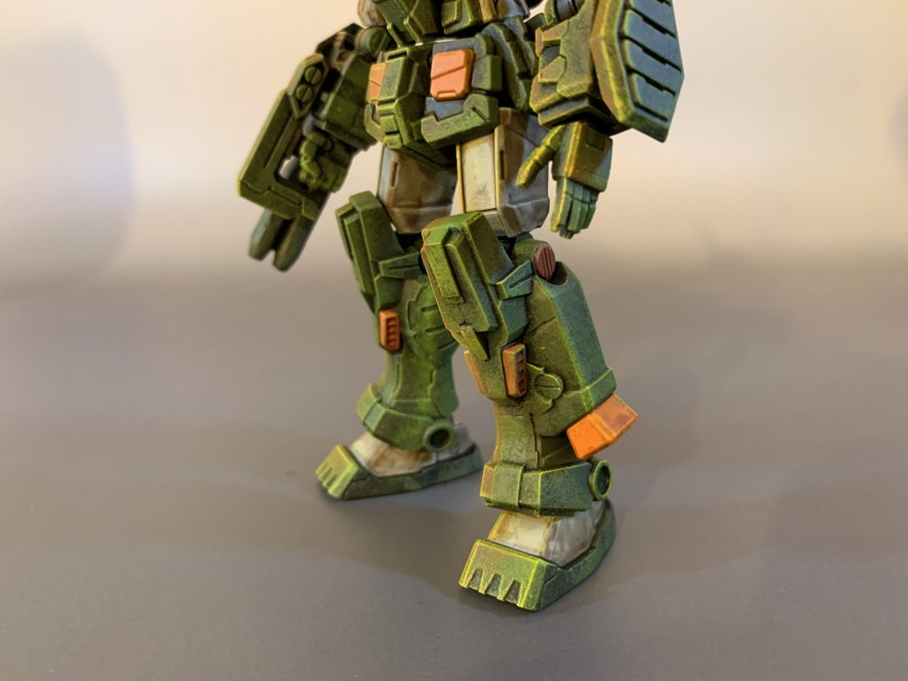 ほとんどスポンジスタンプで塗装しましたが、オレンジ部分は筆塗りしました。