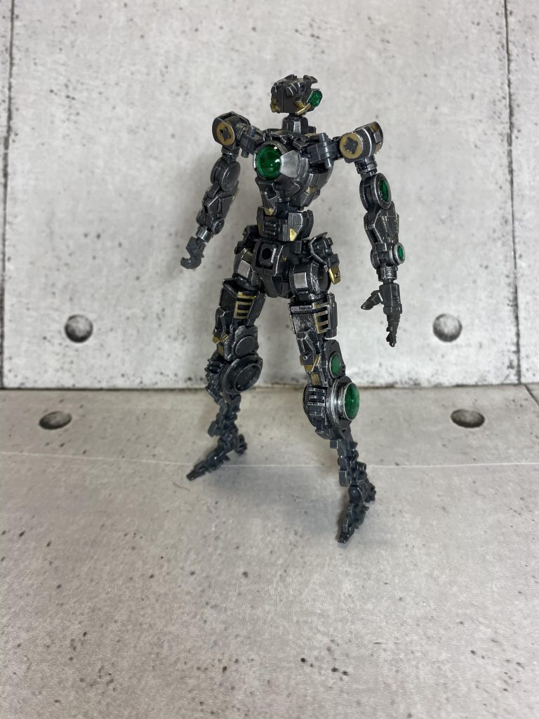 所々金色で塗ったあと4アーティストマーカーの銀でちょっと濃いめにドライブラシをかけただけの簡単塗装です