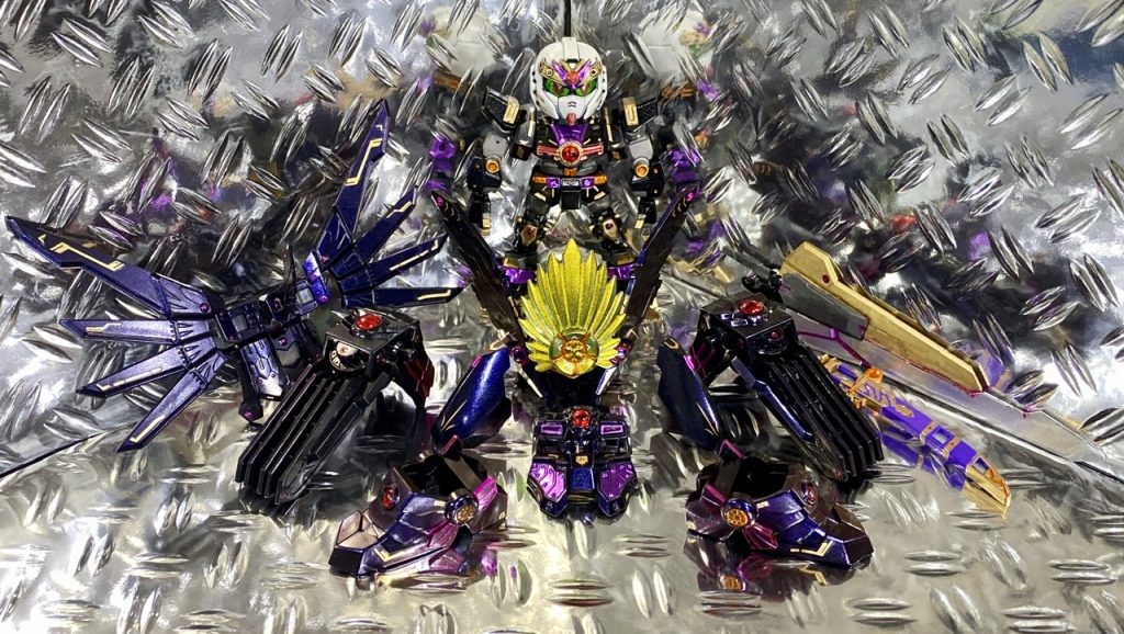 スタティックディスプレイ風に。
具足は元キットの時点で大振りなので特には手を入れず、代わりに腕甲の追加、2種類の偏光カラー塗料の使用とメタリック水転写デカールによるドレスアップを図り、豪奢な仕上がりを目指してみました。