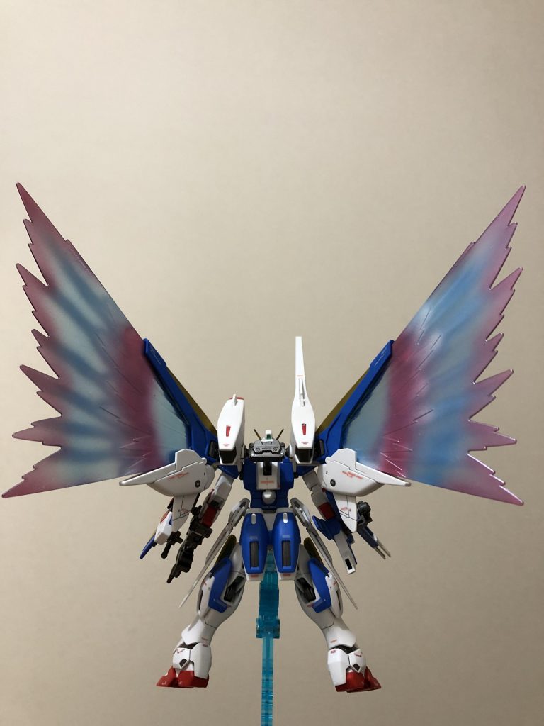 光の翼をグラデーション塗装でド派手にしてあります。
このキットの弱点であるウイングを支える中央のT型ジョイントはプラ板、パテ、ジャンクパーツで補強しました。