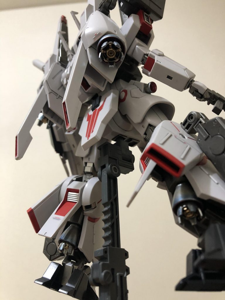 バーニアパーツはビルダーパーツ、
名前を思い出しましたが、タミヤのウェザリングマスターって物で焼け色の表現してあります。