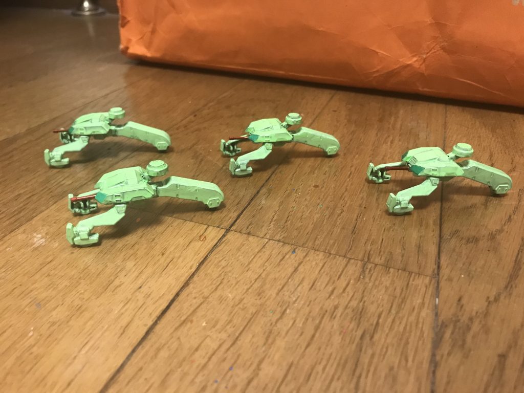 メタルフロッグ生成したデビルリキッドを変化させる事で大量製造される黄緑色のカエル型の車両型マシン。本機からの遠隔操作によって稼働する。メタルフロッグ単体では、防御力は並の装甲と変わらないが、運動性と機動力は極めて高く、変幻自在かつ縦横無尽に飛び回る事ができ、接触部分から対象に侵食する事で分子レベルでの脆化現象を引き起こして分解する能力を持つ。そして、遠隔操作される何千体に及ぶメタルフロッグは大群を形成し、攻撃や防御を行う。メタルフロッグの大群が殺到すれば、その対象の敵は、蝗害の如くPS装甲だろうとナノラミネートアーマーだろうと削り取られ、食らい尽くされてしまう。そして空中で集合すれば、それは矛にも盾にもなる、デビルリキッドと変わらない危険な代物となる。これを完璧に防げるMSは、完全無敵のシールドを保持するフォースインパルスガンダムエクストリームや絶対防御能力を持つムテキインパルスガンダムぐらいである。欠点としては、質量が大きすぎると簡単には削り取れない点であり、戦艦やコロニーなどの大型建造物の破壊には不向きである(勿論、出来ない訳ではないが…)。※こちらは、「機動戦士ガンダム鉄血のオルフェンズ」のモビルワーカーを改造、塗装しました。