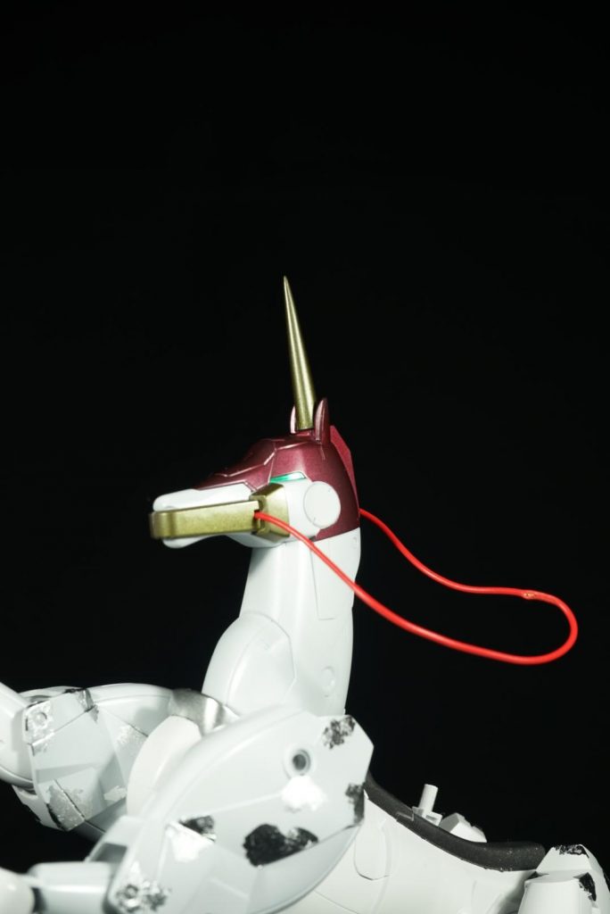 角は無くしたのでプラ棒を鉛筆削りで大まかに削ってヤスリで制作
顔はタミヤのガンメタを下地にクリアレッド、クリアイエローを塗ってキャンディー塗装