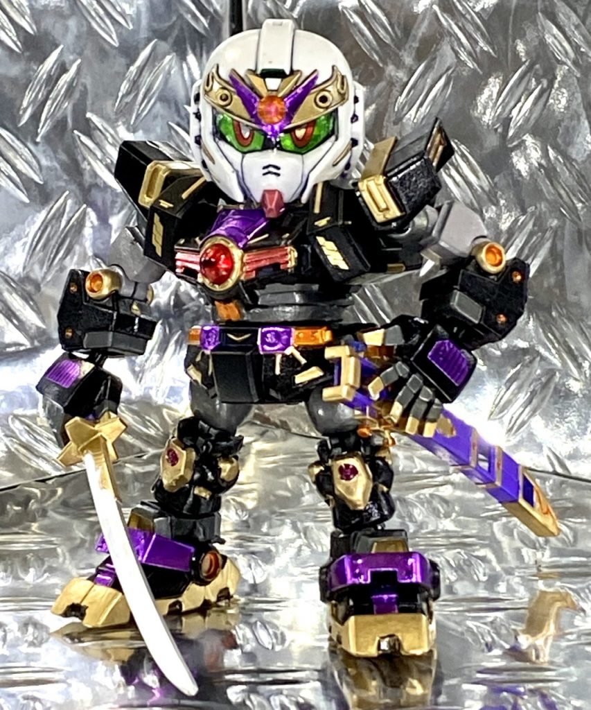 軽装形態はクロスシルエットフレームの効果と、肩口・足首のジョイント隠し用パーツでかなりヒロイックなスタイルに。
また可動箇所が増えたことで、ポージングが狙ったところで決められるようになりました。