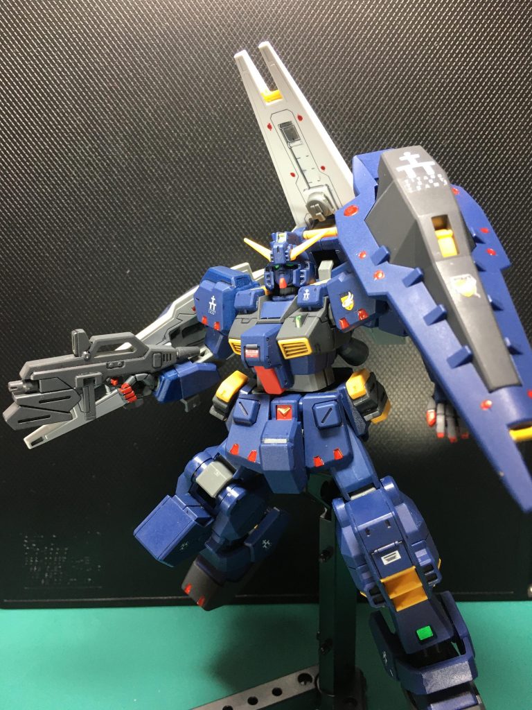 各種ユニットを外し背面のブースターポッドを変えれば、ヘイズル改(実戦配備カラー)と同じ状態に出来ます。