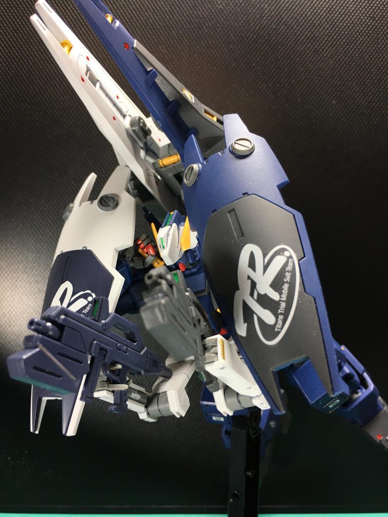 ヘイズル改のライフルとシールドも使い、強襲装備もどきの状態に。元々アドバンスドヘイズル付属のグリップ持ち手ですが、紺色の手甲パーツがしっかりはまらないので要注意です。