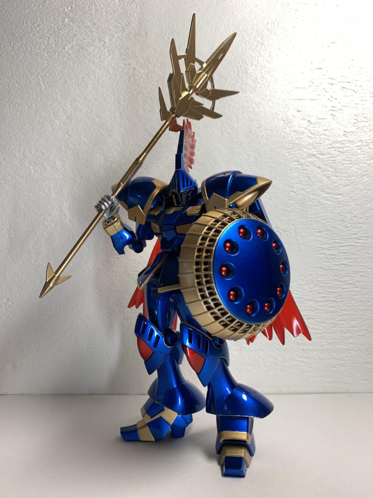 前面
縦に勇者の紋章が欲しかったのですが、、、大人の力が怖いのでやめました。
鎧のゴールド部はクリアブルーの上にエアブラシ でクレオスのゴールドを吹きましたが、最終トップコート時に厚吹きしすぎて下地が透けてしまったため全て筆塗りで厚めに塗装しています。