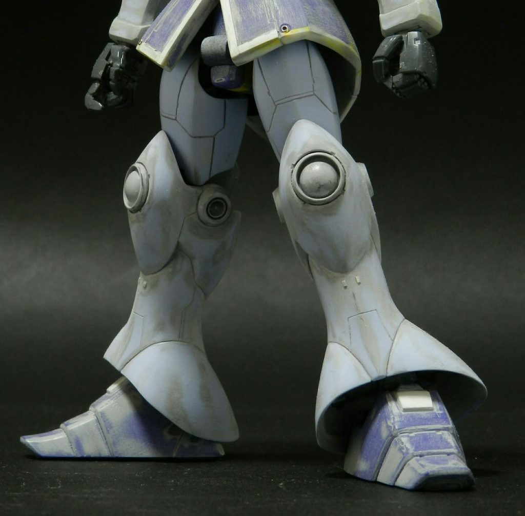 股間軸の位置を調整して軸は金属線に交換しました。膝関節も肘同様ポリキャップを交換して関節カバーを制作しました。足首もダブルボールジョイント化しています。