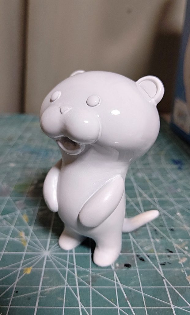 白サフ吹いてからエアブラシ塗装で仕上げます。