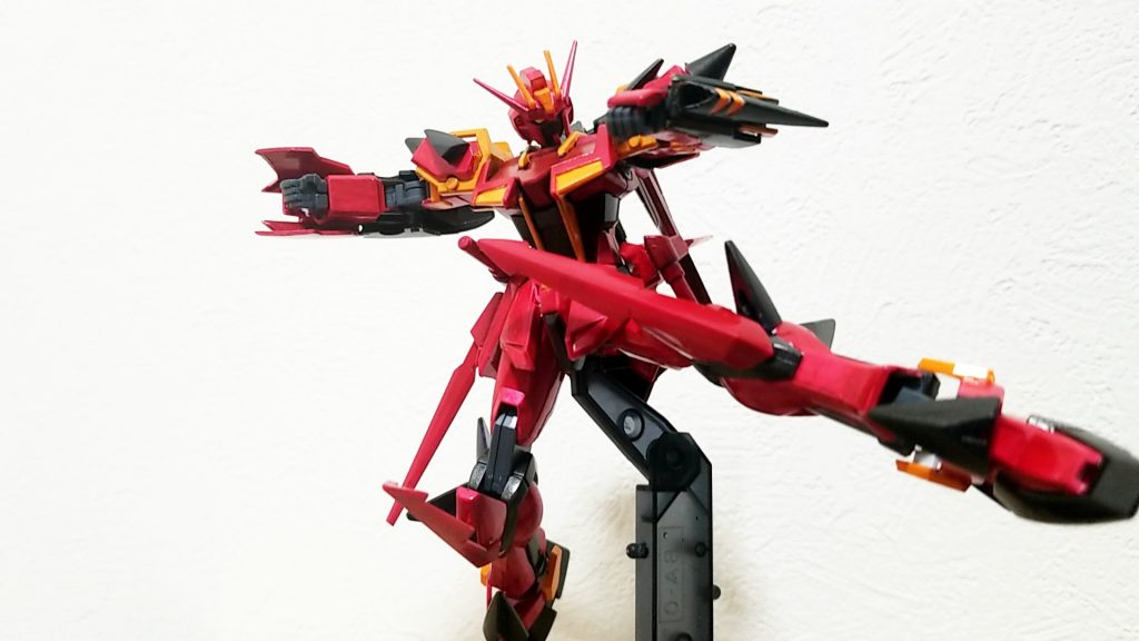 膝のトゲトゲで突き刺すことも可能