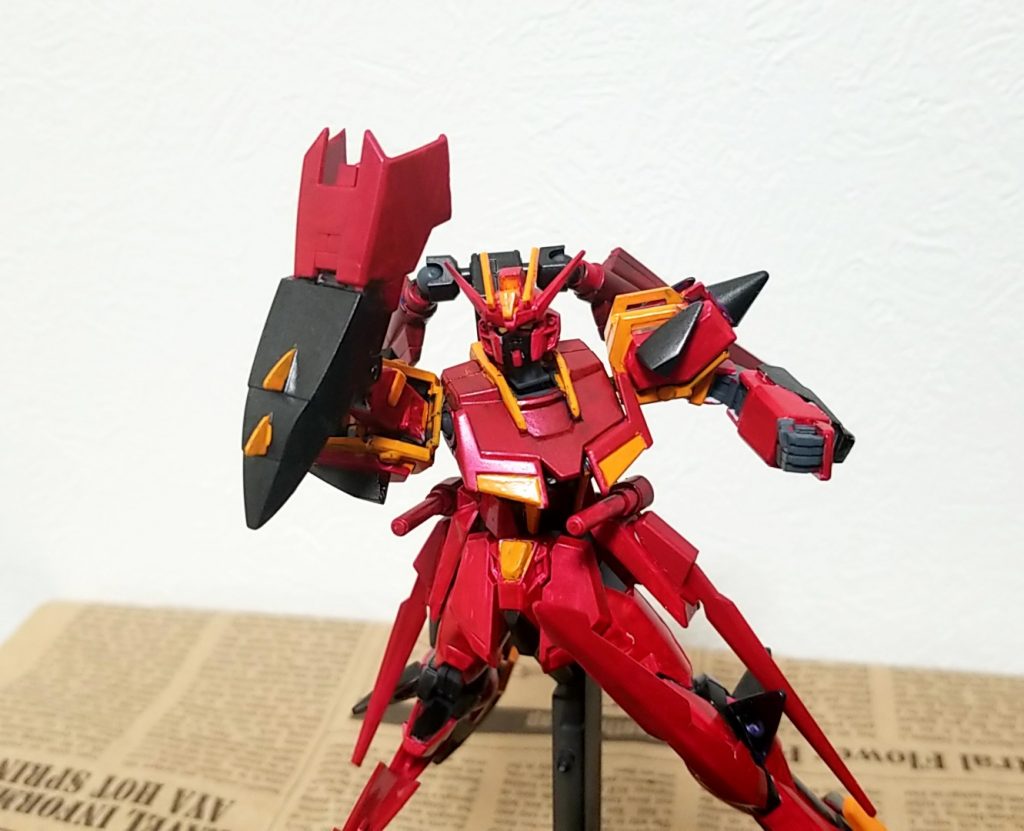 本機の最大の特徴である強化された右腕
「スカーライトガンドレッド」
殴る守る突き刺す薙ぎ払うことが可能
肘部分にバーニアが配置されてるためジェットパンチ的なものも可能