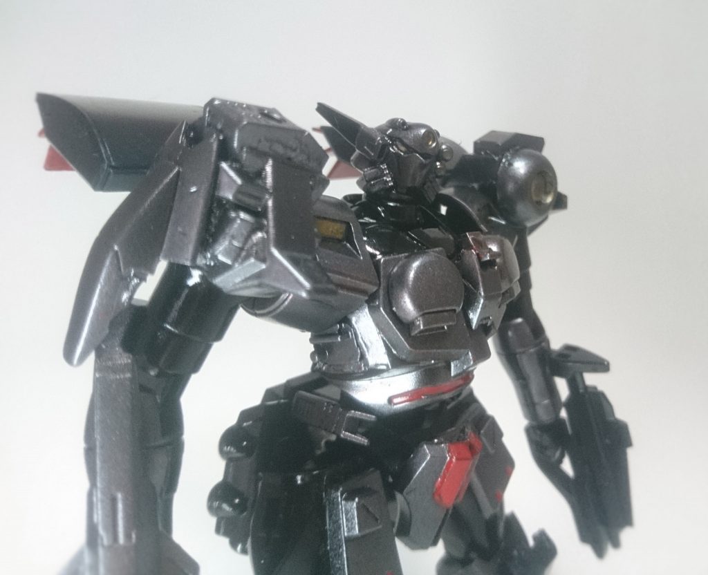 ガンダムOOの量産機、アヘッドの改造を行ってみました。本体はあまりいじらず、ジャンクパーツを取り付けて行った感じです。
 近い写真ではこんな風に。頭部は元と異なりツインアイへと、胴体は主にグリモアのパーツを張り付けてより分厚い見た目に。