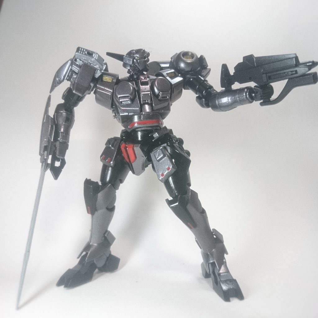 銃器も元々のアヘッドのまま。ただ、片腕が異なるせいで、両手持ちは難しいですね。