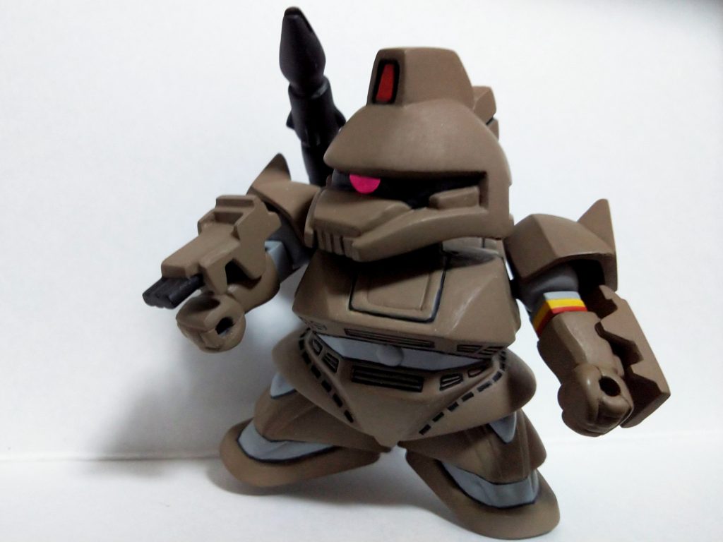 腕に着けるミサイルランチャーとシールドをリゲルグ用のパーツを元に作成。切った貼ったで原形は留めてませんね。