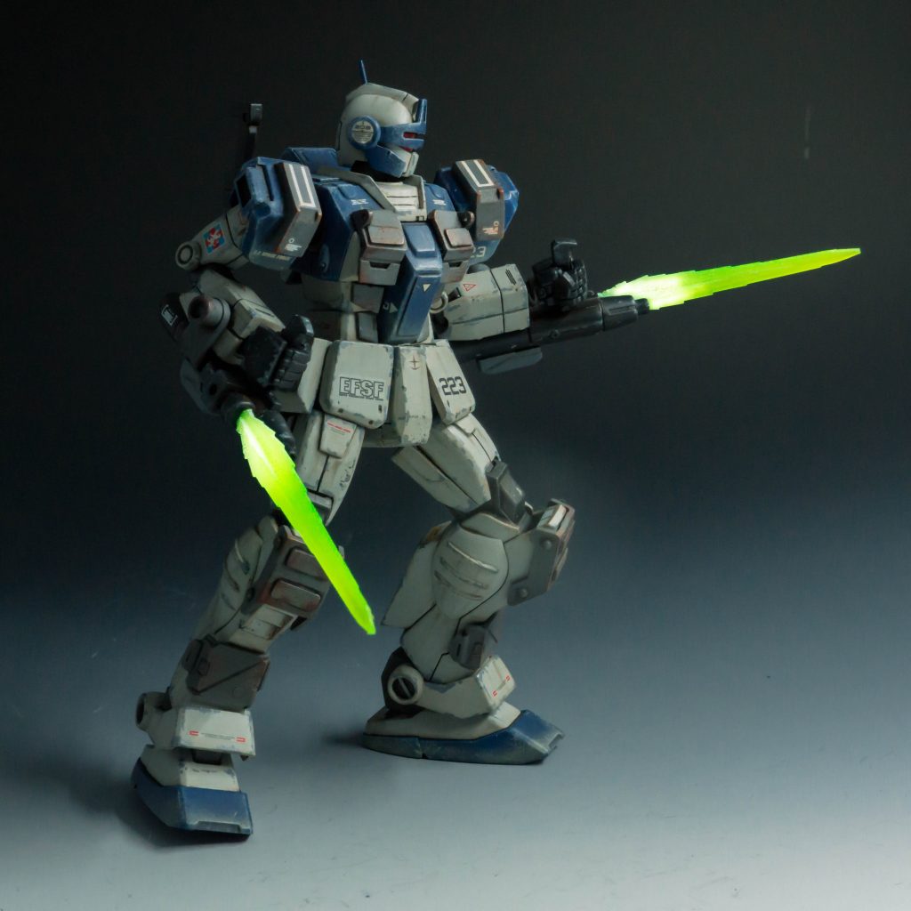 武装①
ビームトンファー(ビームダガー)
メイン武装は、ビームトンファーを装備。この武装での打撃攻撃はもちろんのこと、ビームスプレーガン、ビームダガーも内蔵している。近接格闘時は、少しでも手数が多い方が有利になる。そこで、格闘兵器と射撃武器を一つにして、近接格闘中に射撃し、手数を多くすることを想定していた。また、近距離でのビームスプレーガンの威力は申し分ないため、理想の武器になると思われた。しかし、格闘中に射撃を混ぜるというトリッキーな操作となるため、大半のパイロットは使いこなせなかったという。
クセが強く、好まれなかった武器のビームトンファだったが、好んで使用するパイロットも少ないながらも存在したようである。