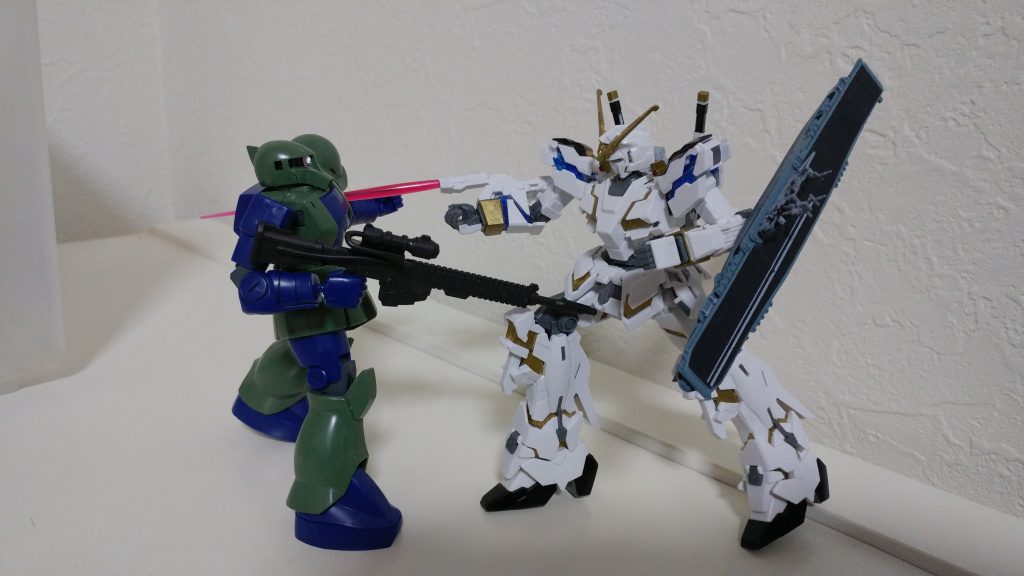 腕のビームサーベルを使用しての攻撃