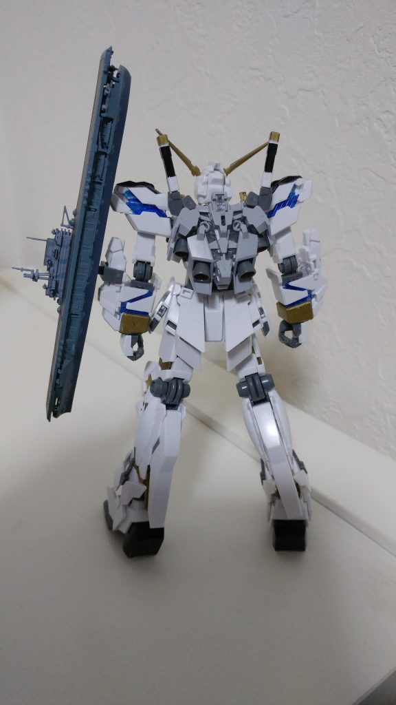 後ろ
バックパックに付いているビームサーベルは、海軍刀のように塗りました。