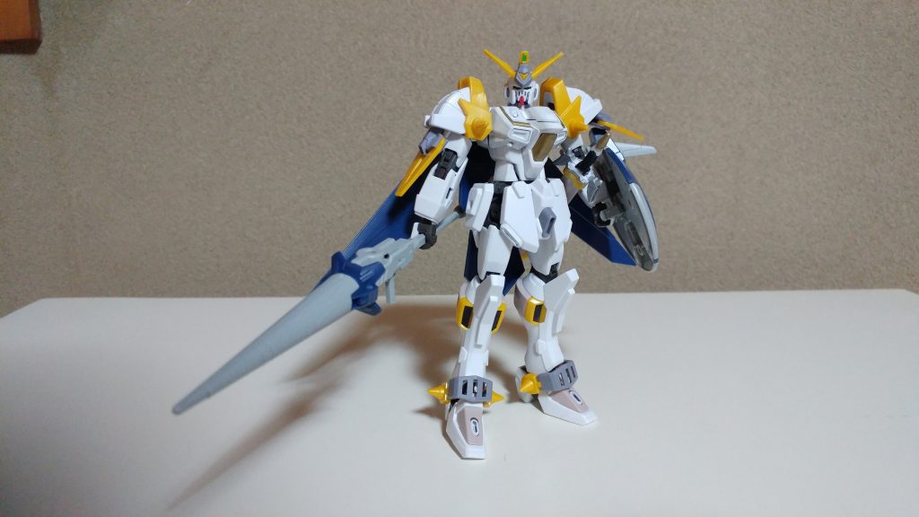 ジャスティスナイト本体
上記でも述べたとおり元々グレーや紫だった部分を白の缶スプレーで塗装し、胸はガンダムマーカーのゴールドで塗りました。
武装のショットランサー.シールドは元のやつにインジャスティスウエポンズの青い部分をミキシング マントは元のティターンズカラーの物をそのまま取り付けています。
実はこの機体は本来、海軍の提督機として製作したのですがカラーリングがあまりにも聖騎士っぽかったので聖騎士verとなりました(笑)