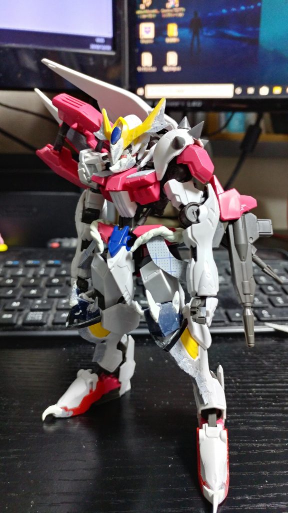 サフ吹き前。各部のパーツはプラ板やパテから形を起こしています。