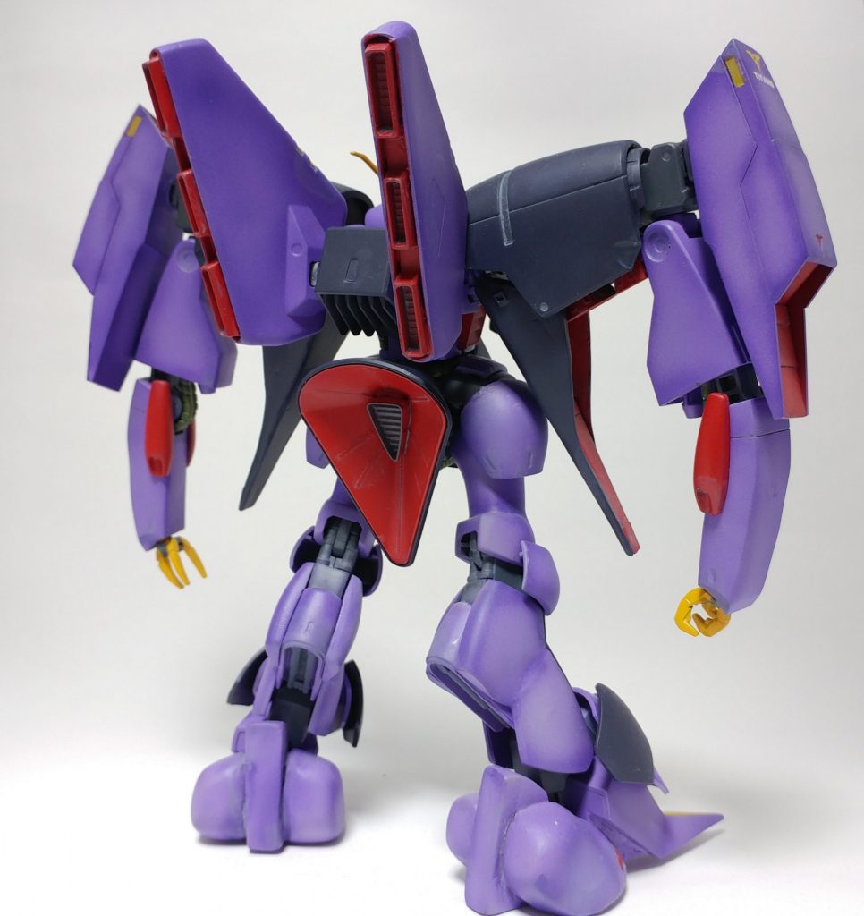 背面のバックパックのスラスターはオリジナルで3つのスラスターが
連続して配置してある感じにしました。