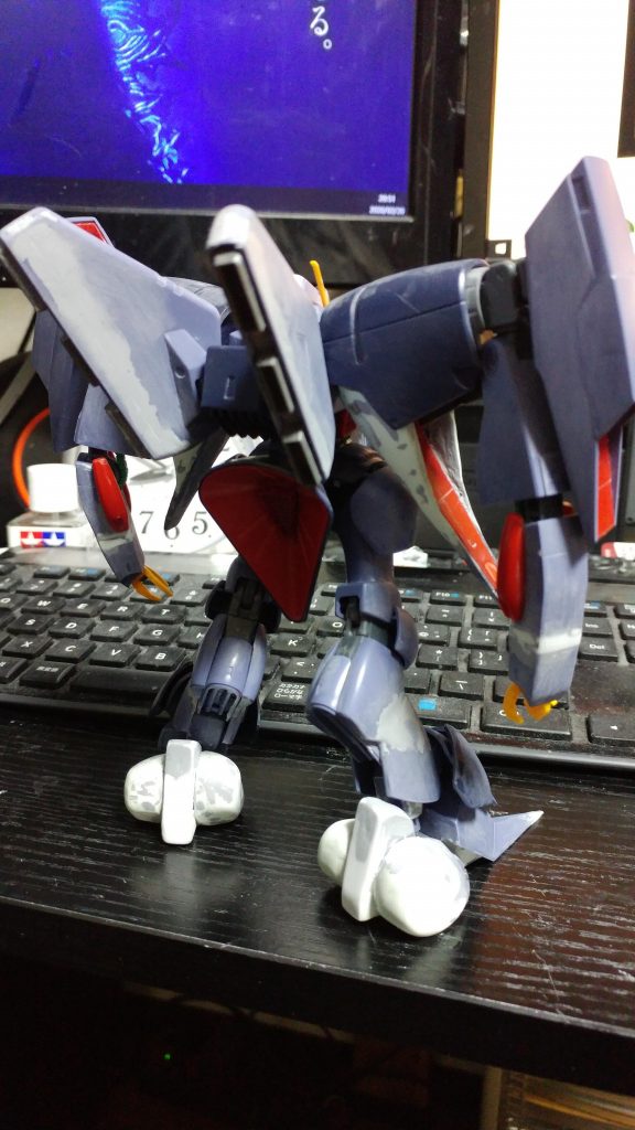 サフ吹き前。今回は下記の画像を元にプロポーションの見直しをしています。
腕はプラ板で伸ばし、足首は短縮しています。
また、つま先と頭部は延長し、脇部のウイングや踵もボリュームアップしています。