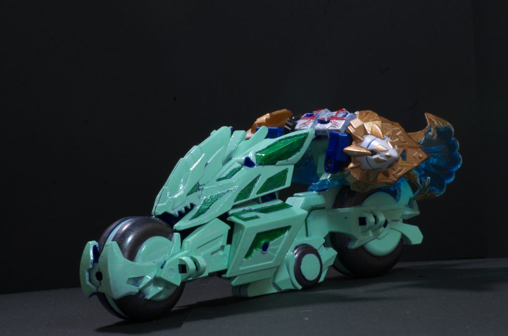 サポートメカのバイクは加藤真凛さんがFragrantDriveの前に所属していた「seeDream」時代のグリーン衣装を塗装で再現。青一色だった機体色をペールグリーンにリペイント。また、衣装にあった緑の模様をメタリックグリーン塗装で再現。機体名はそのまま「シードリーム」と命名。FragrantDriveへ繋がる歴史を表現してみました。