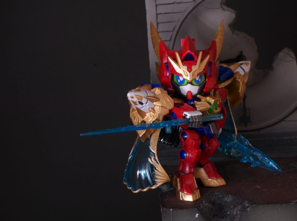 FragrantDrive 1stシングル「胸の奥のVermillion」の衣装をイメージし、ベースとなる赤は成型色を塗装により深い赤に。衣装の金の装飾はゴールド塗装で再現。加藤真凛さんの担当カラーは青なので各部にメタリックブルーを配色。