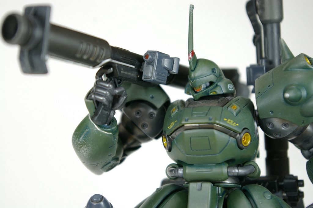 モノアイはビルダーズパーツを使って、若干可動するように改造しています。