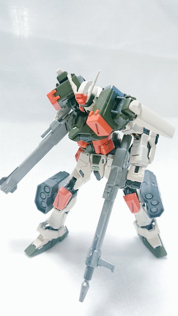 武器を構えて。

大砲はエナメルのメタリック調で重い金属風に。また、奪われた後を想定してミサイルを追加しています