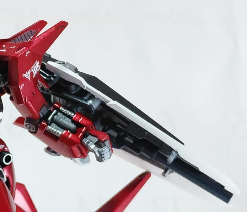 シールドは、シールドマウント基部を別キットのパーツから流用&改造して、シールドの取り付け位置を変更出来るようにしてあります😄