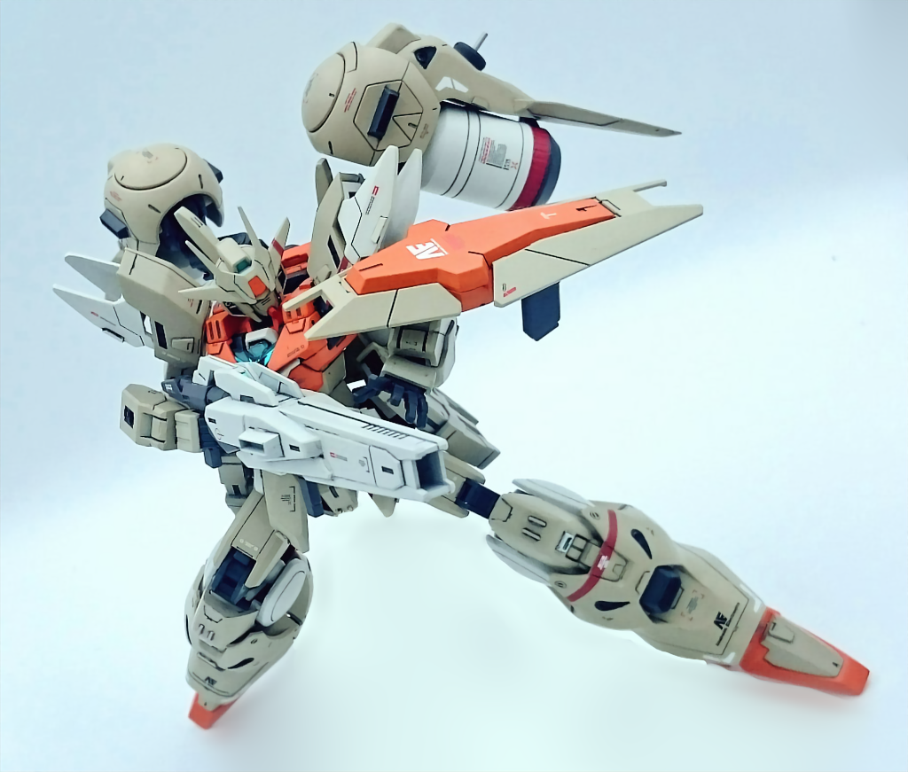 アクション３
ライフルを発射する直前的な感じです。チャージには時間がかかると思われます。
武装類のカラーリングは悩みながら塗装しましたが個人的にしっくりする感じに塗装できて満足しています。