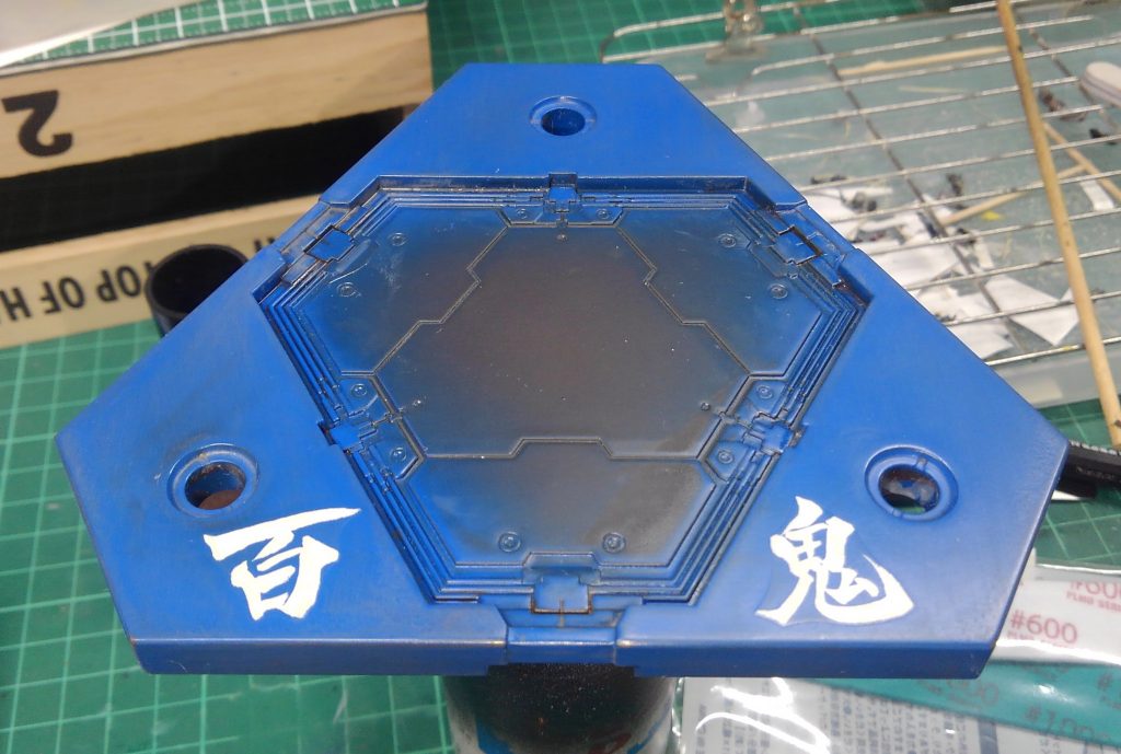 台座のダイバーギアは、長年使い込まれた風合いにするため、エイジング加工と塗装。