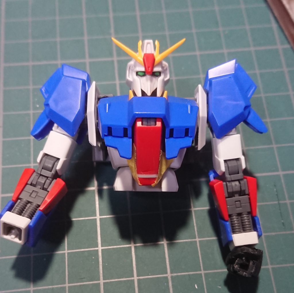 誰も気づかないと思いますが、胴の赤いパーツを2〜3ミリほど延長してます
あと顔もマスクの横を金属ヤスリで削って小顔にしてます
アンテナもシャープ化してます
最後まで見てくださってありがとうございます
評価もよろしければお願いします