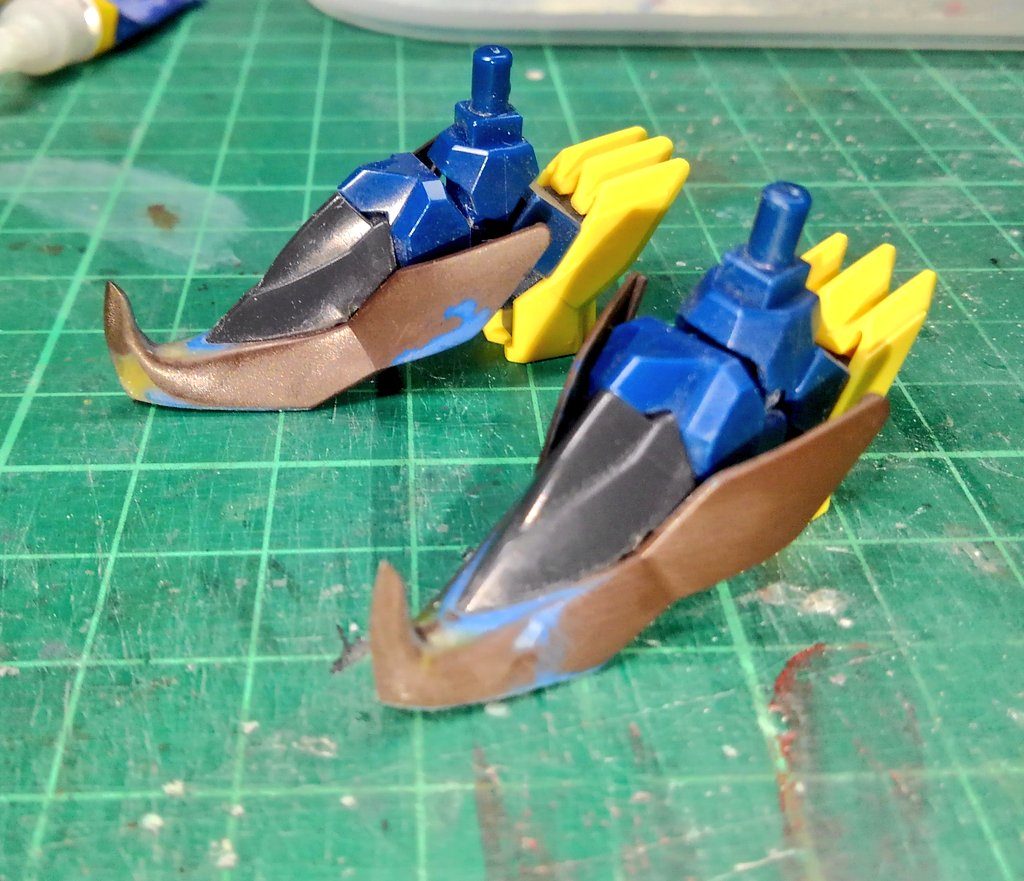 悪魔要素を足すために、爪先をツンツンに。