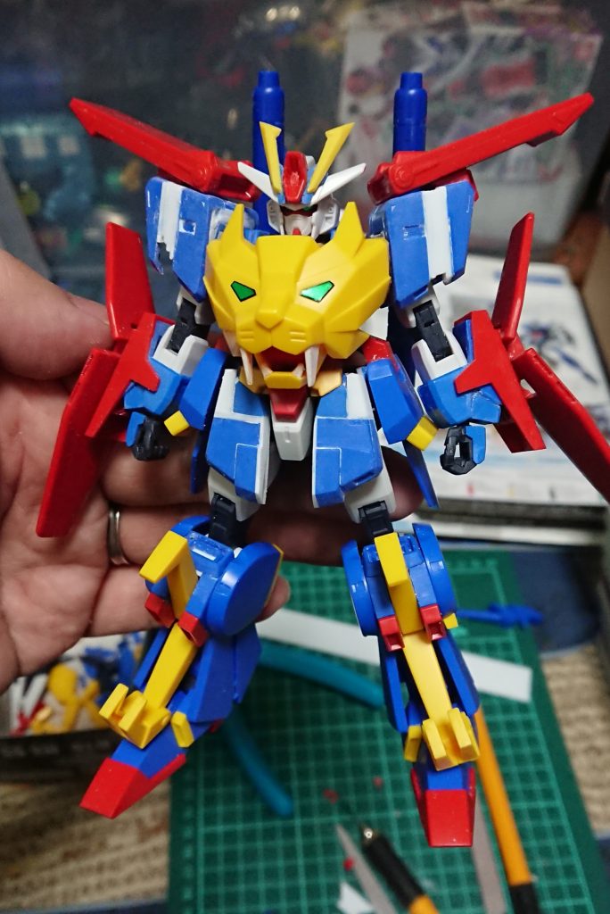 塗装前。
肩アーマーとフロントスカートはプラ板で大型化しています。