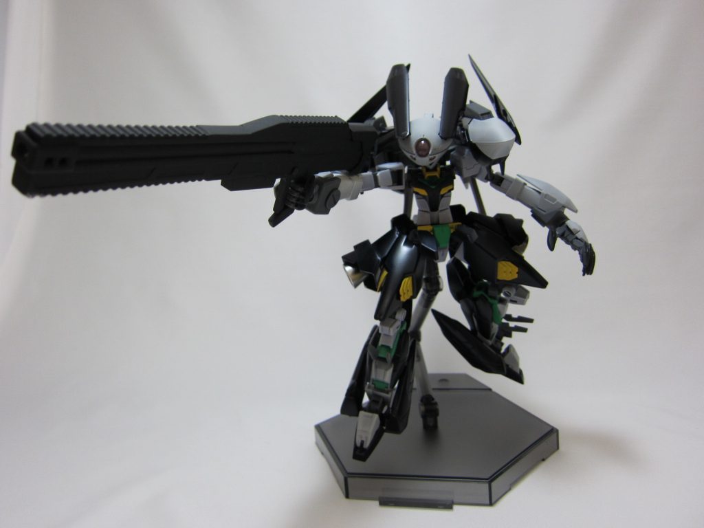 武装『二七式四三〇粍電磁加速式加農砲』

本機専用にして最大火力を誇るレールキャノン
中、遠距離からの狙撃に機能を特化させており、ヴォーパルアーマーのセンサー類と連動することで極めて広い射程と精度を有する。その威力は有効射程内でも掠めただけで機体が吹き飛ぶほどの衝撃が発生する。
先述の散弾銃は本来、この形態での使用を想定している。
因みに何故430粍(mm)かと言うと、使用したプラパイプの内径が3mm、キットが1/144なので3mmを144倍すると大体430mmだからである。

コンセプトは実弾版ビームマグナムです。
実弾の携行武器でビームマグナムのような非常識な威力を出すにはどうしたら〜と考えた結果、対物ライフル(レールガン)という結果に落ち着きました。
形状はマルイが販売しているスナイパーライフルのカスタムキット(？)を参考にしています。
ライフル本体にセンサーとかがないのは、アーマーとの連動が前提の運用なので、他の機体では使いようがない〜みたいな説得力を持たせたかったからです。