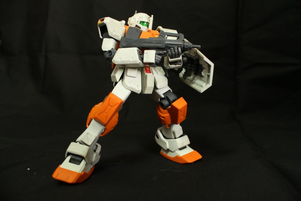 パーツの裏側を黒く塗っています。