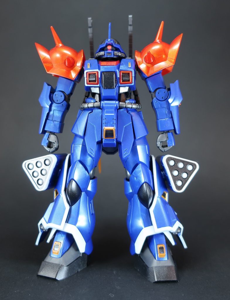 成型色が気に入って買ったので、シールになっているところを
成型色に近い色で塗りました。