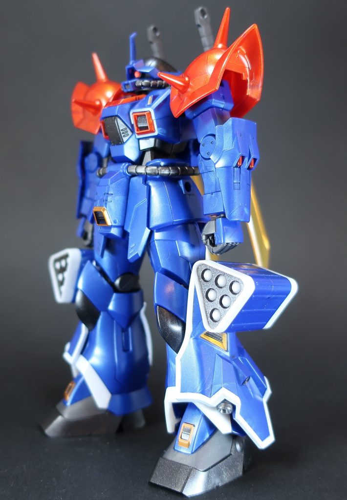 足首と股間、バックパックのダクト?部分はシルバーにクリアオレンジ。