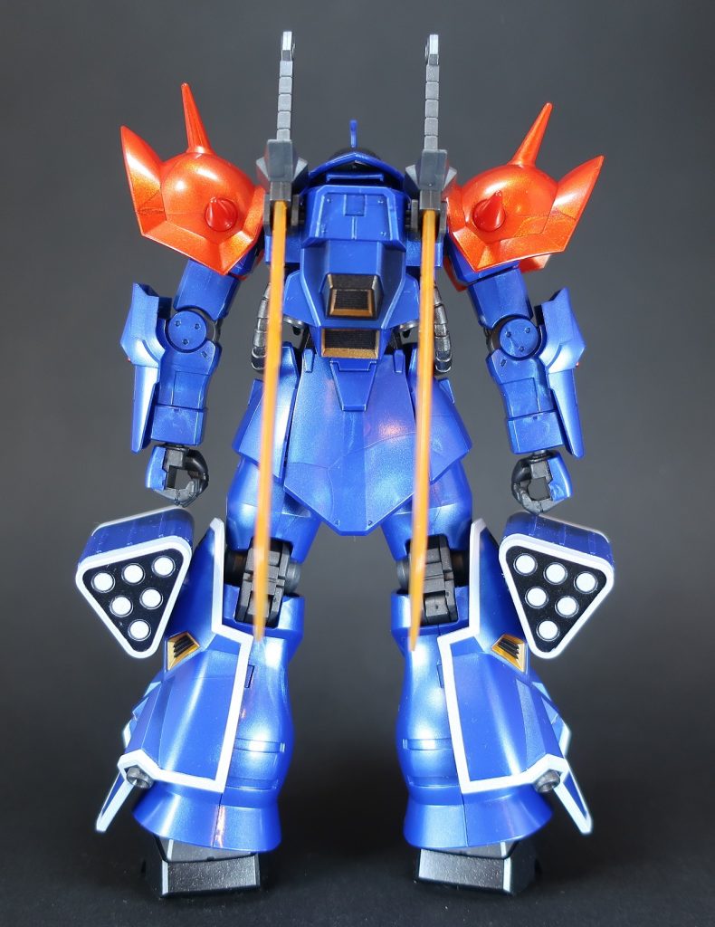 脚部アーマーとミサイルポッド後ろ側の白い縁取り、
ミサイルの白い部分は白の成型色がパールっぽかったので
白地にスーパーシルバーを薄く塗装してパール風に。