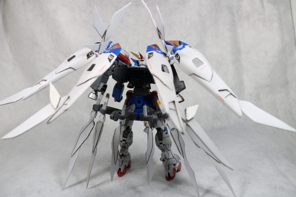 しかし、５人の少年たちとガンダムの出現により、
トレーズはこの機体ではなくエピオンを選択した、設計図のみの幻の機体。
その設計図はゼロシステム内を漂い、
火星で白雪姫の設計時にサジェストされインスピレーションになった……かもしれない。
というオラ設定のウイングゼロのビルドカスタム。