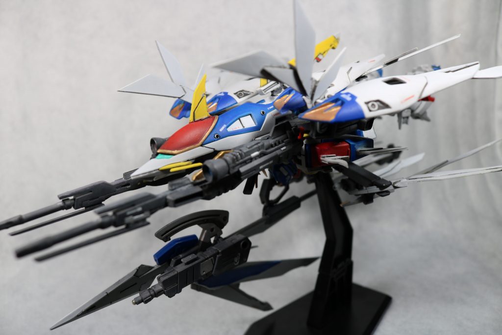 ネオバード形態。
ランスは手に持つ状態で変形します。
というか、この意匠多めの機体でスムーズに変形できるのか……。