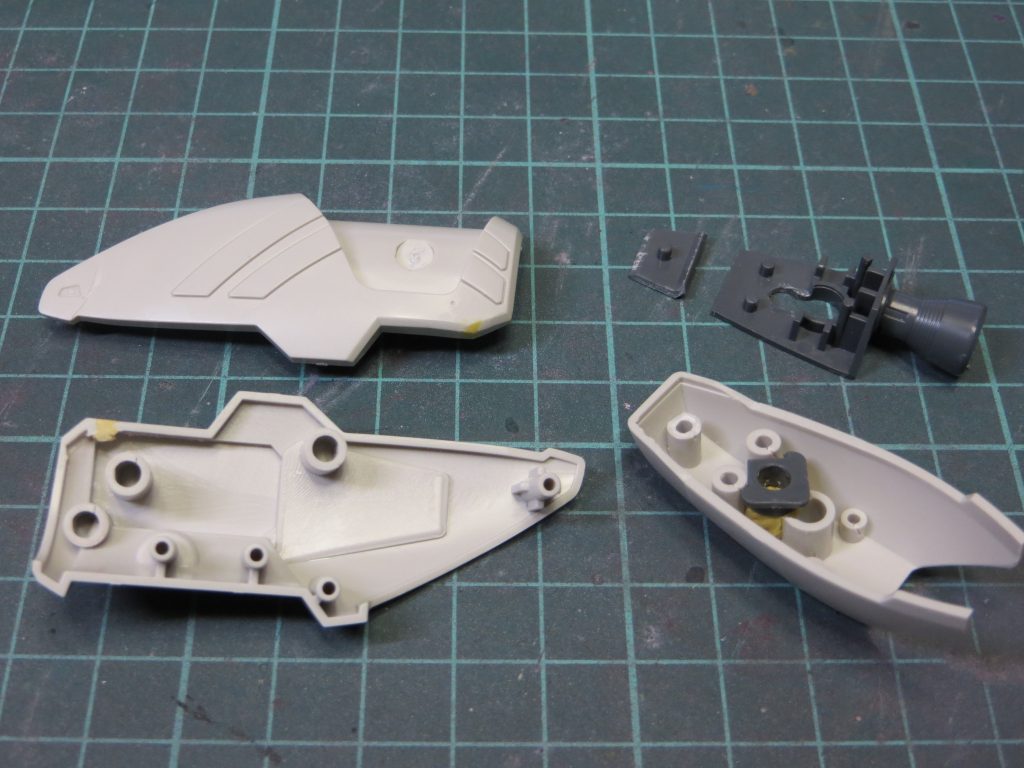 工作した部分を何点か。二の腕が細く短いように感じたので、ドムトローペンの二の腕を付けてます(黄土色の部品)。