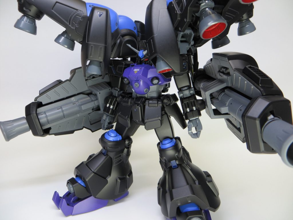 武装はシンプルにアトミックバズーカ2本(ラジエータシールドと一体型)とビームサーベル2本。名前の「AA」はアトミックバズーカ×2という意味です。サーベルは腰に付いてはいますが、腕の可動範囲が狭すぎるため、満足に振り回せないと思いますw