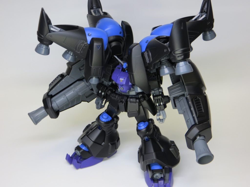 色は重さの象徴で黒にしてみました。特徴は4枚のスラスターバインダーと2枚の重そうなラジエータシールド。