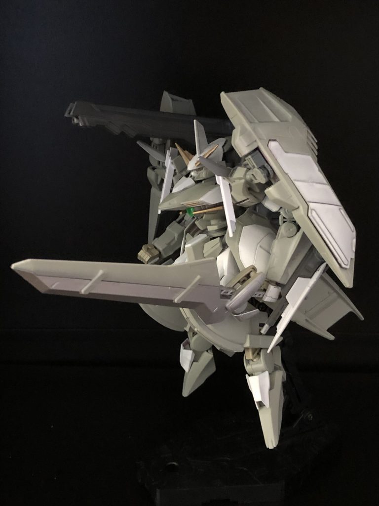 スローネアインのGNランチャーとツヴァイのGNバスターソードを構えた状態です。バックパックの左右にそれぞれ背負っており、戦闘状況に応じて選択して戦う機体ということにしています。
ドライの背面にあった大型コンデンサーは他の武装と競合するので両肩に一つずつ装備する形にしました。