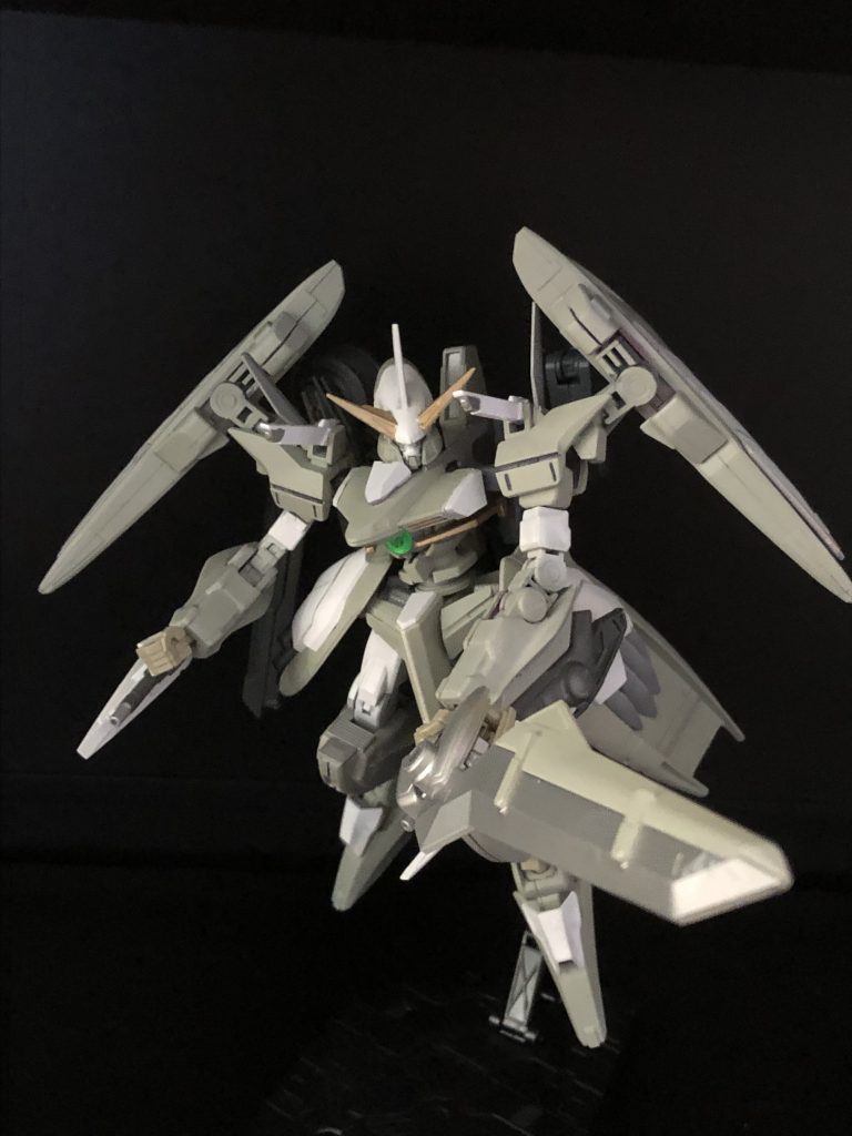 バスターソードを構えた状態
全体的にボリュームがあるので上半身は左右に1mmプラバンを貼っています。肘はボールアームズで強引に二重間接にしているので腕は元のスローネより若干長くなっています。肩部を改造しているのでやや緩くなっていますが、その分上下と前後の可動域が広がっています。