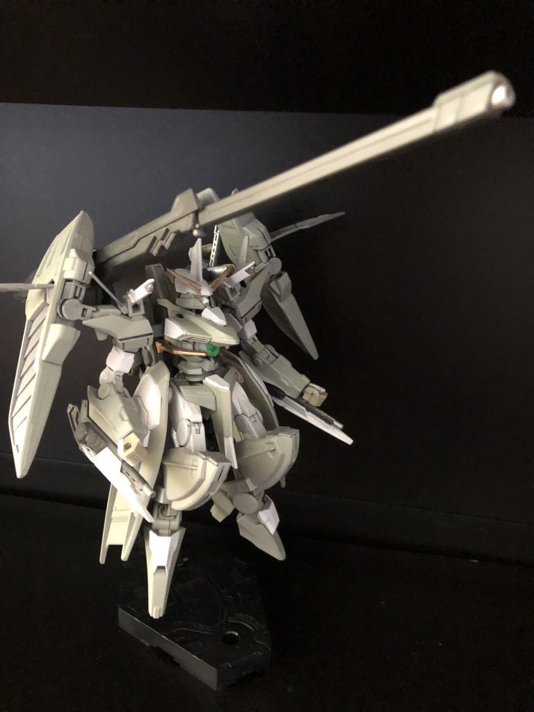 GNランチャー発射状態
本来は他2機のスローネと連結することで使用していたメガランチャーおよびハイメガランチャーを、ドライの大型コンデンサー装備によって単機でも使用できるようになったという設定です。ただしハイメガランチャーで消費する粒子量は膨大なため、ランチャー→メガランチャー→ハイメガランチャーの順で発射可能数が減少します。