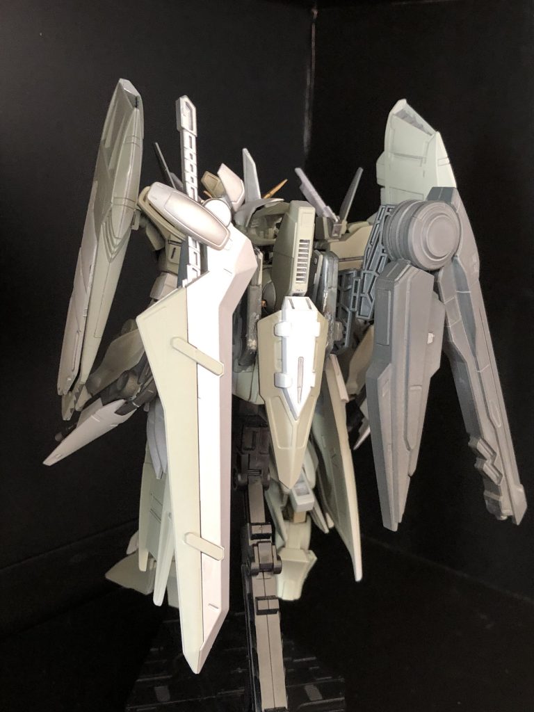 背面から
武装が前面に集中しているため、背面にはアインのGNシールドを装備し背後の敵に備えています。当初は背面腰部にドライのGNシールドも装備して2重シールドにする予定でしたが、設置性が悪くなるのとごつくなりすぎる気がしたので今回は見送りました。
今の自分では補修ができなかったため接着面が汚いのはご勘弁を。