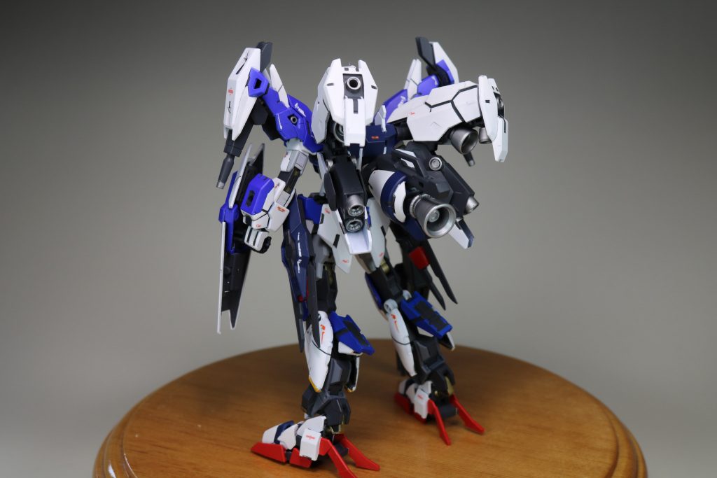 バックパックは通常のモノにバーニアを追加し、ロウエイのスラスターを追加で付けてあります。さらに真ん中の大きなバーニアは鉄血のMSオプションセット1ランスユニットを小改造して取り付けました。